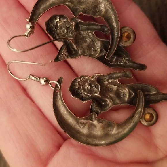 CUPID ON MOON AMETHYST EARRINGS - Picture 4 of 5